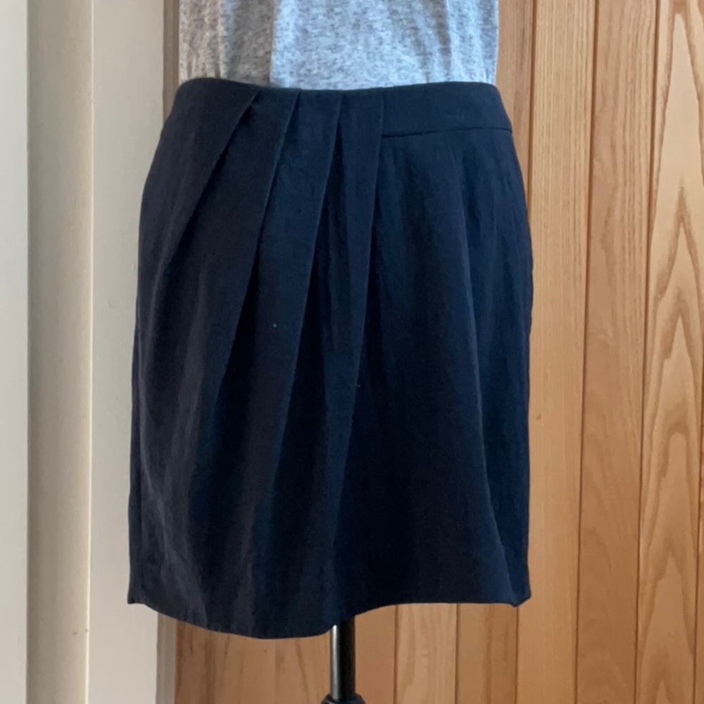 Gap, Dark Navy, front pleated mini skirt. Size 6 Petite, in like new condition!